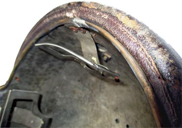 La bande de cuir du bourrelet est coupée à ras de la couture.