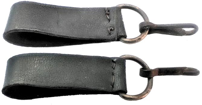 Passant de ceinturon, porte-casque (recto et verso). Passant de ceinturon, porte-casque (recto et verso).