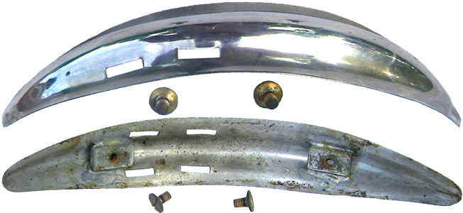 Vue extérieure et intérieure du cimier et des vis de fixation. Vue extérieure et intérieure du cimier et des vis de fixation.