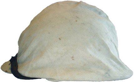 Couvre-casque blanc en place vu de côté.