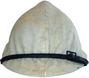 Couvre-casque blanc en place.