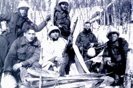 Couvre-casque blanc des BCA, ici à Narvik.