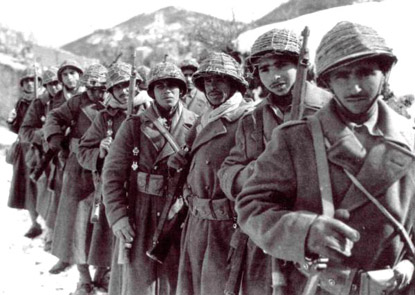 Tirailleurs avec sur le casque des beanies recouvertes d'un filet.