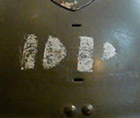 Lettres DP peintes au pochoir.