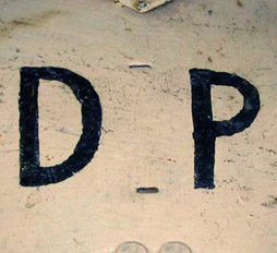 Lettres DP peintes à la main.