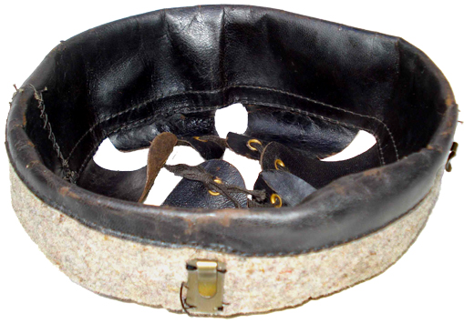 Coiffe en cuir à 4 agrafes.