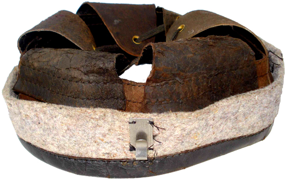 Coiffe en cuir à 4 agrafes, envers.