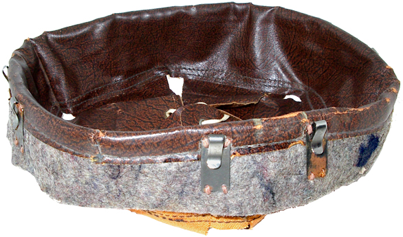 Coiffe en toile cirée fin de guerre.