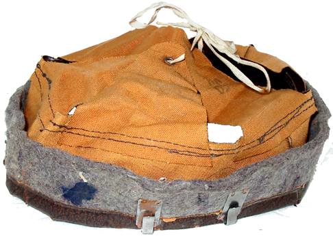 Coiffe en toile cirée fin de guerre, envers.