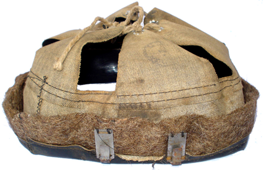 Coiffe en toile cirée, envers.