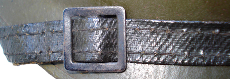 Jugulaire en toile cirée.