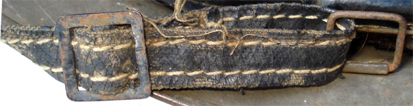 Jugulaire en toile cirée, variante.