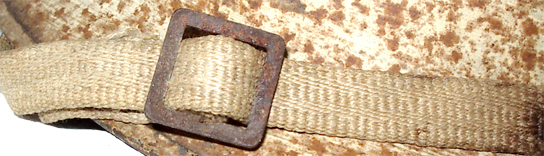 Jugulaire en sangle.