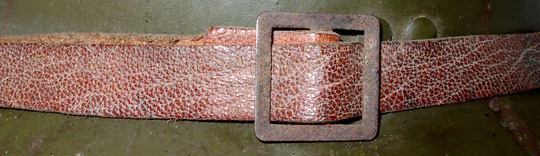 Jugulaire en fin cuir rouge.