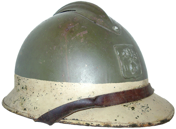 Casque partiellement peint en blanc.