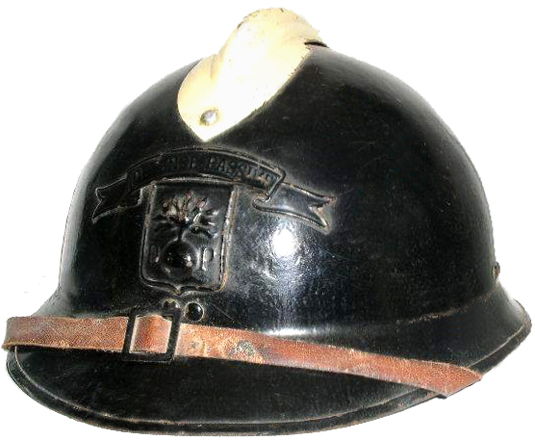 Casque repeint en noir.