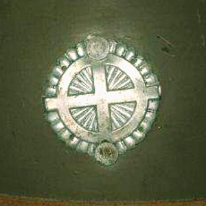 Insigne métallique utilisé comme attribut.