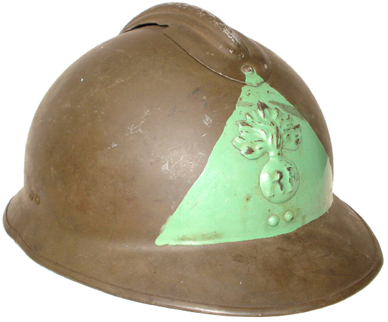 Triangle vert clair sur la base d'un casque de l'Infanterie.