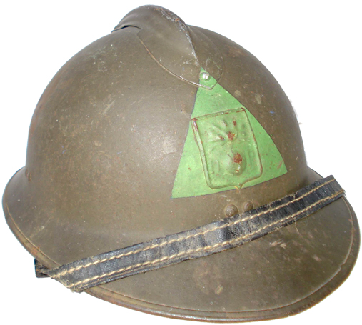 Triangle vert clair sur la base d'un casque de la DP.