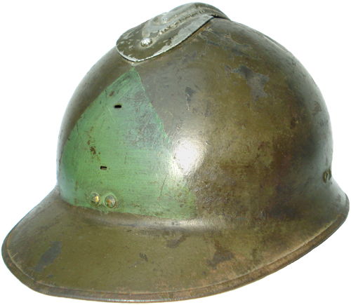 Triangle vert clair sur la base d'un casque militaire non attribué.