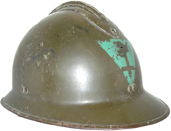 Triangle vert clair pointe en bas, une croix de Lorraine a été gravée à la libération.