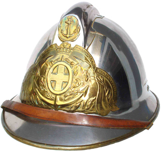 Les casques Adrian utilisés par les pompiers.