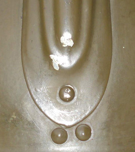 Extrémité du cimier à 10 mm du garde nuque.