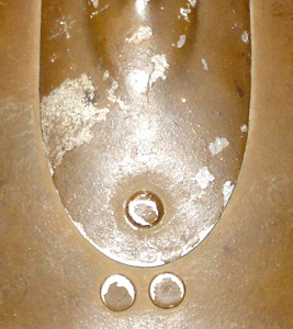 Extrémité du cimier à 15 mm du garde nuque.