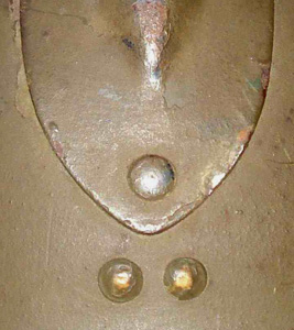 Extrémité du cimier à 20 mm du garde nuque.