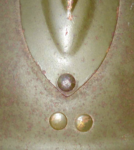 Extrémité du cimier à 25 mm du garde nuque.