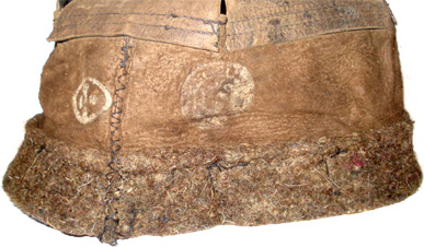 ExtérieurLes coutures des bandeau et turban, peuvent être allignées.