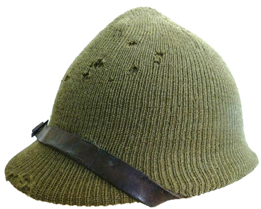 Armée de libération, beanie US utilisée comme couvre-casque.