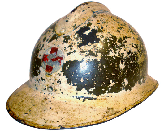 Casque militaire réutilisé par la Croix rouge.
