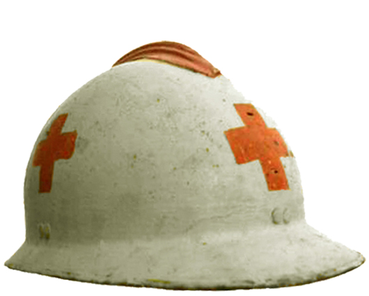 Casque militaire réutilisé par la Croix rouge.