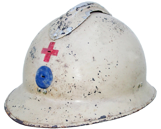 Casque militaire réutilisé par la Croix rouge.