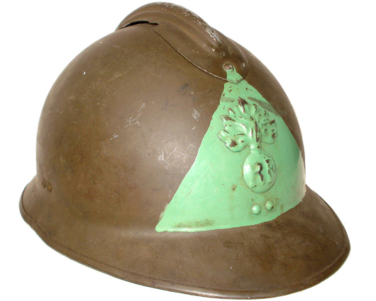 Ancien casque militaire réutilisé par un civil requis.