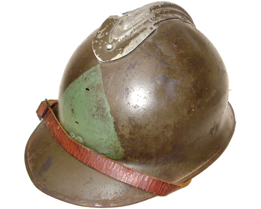 Ancien casque militaire réutilisé par un civil requis.