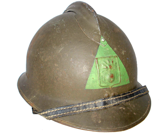 Ancien casque de la DP réutilisé par un civil requis.