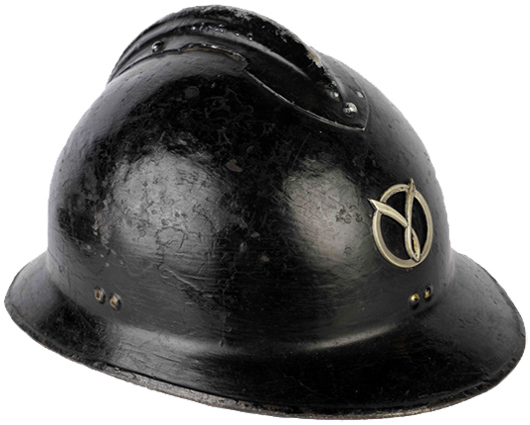 Casque noir brillant avec un attribut type insigne de béret.