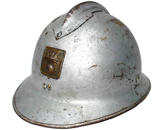 Ancien casque de la Défense passive réutilisé.