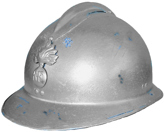 Ancien casque militaire réutilisé après peinture au minium.