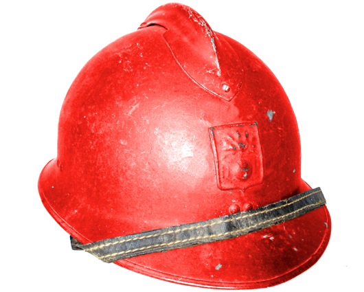 Ancien casque militaire réutilisé après peinture.