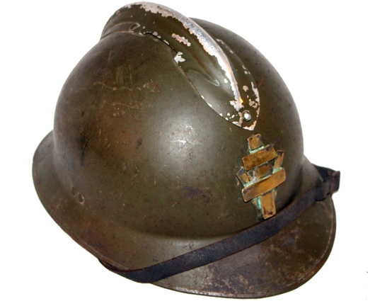 V et croix de Lorraine métalliques.