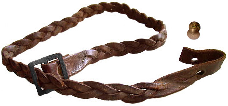 Tressage artisanal sur une jugulaire réglementaire.