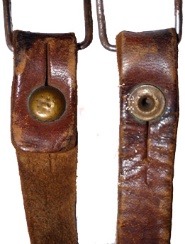 Un rivet maté tient lieu de bouton.