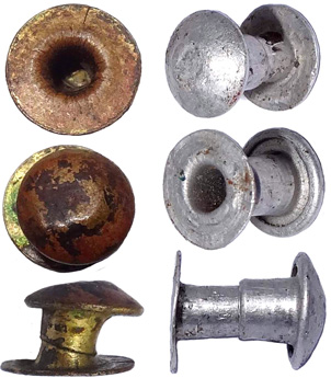 Rivets matés tenant lieu de boutons (laiton ou aluminium).