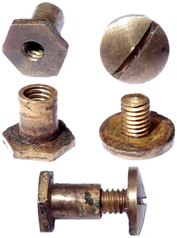 Bouton dévissable en deux parties.