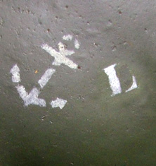 Taille D sur un casque de la Marine.