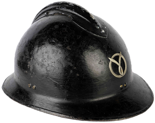 Casque noir brillant avec un attribut type insigne de béret.