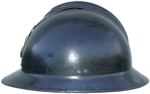 Casque repeint en noir pour la Gendarmerie.